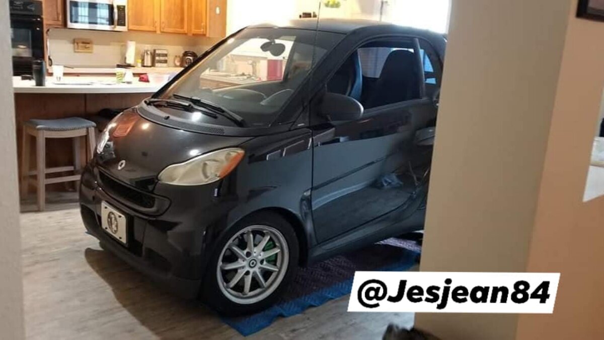 Американец припарковал Smart на собственной кухне, спасая его от урагана