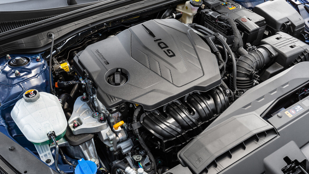 Новый двигатель 2.5 с комбинированным впрыском лучше заправлять 95-м бензином, а 92-й можно использовать лишь в качестве резервного варианта. Двухлитровый агрегат по-прежнему ездит на 92-м