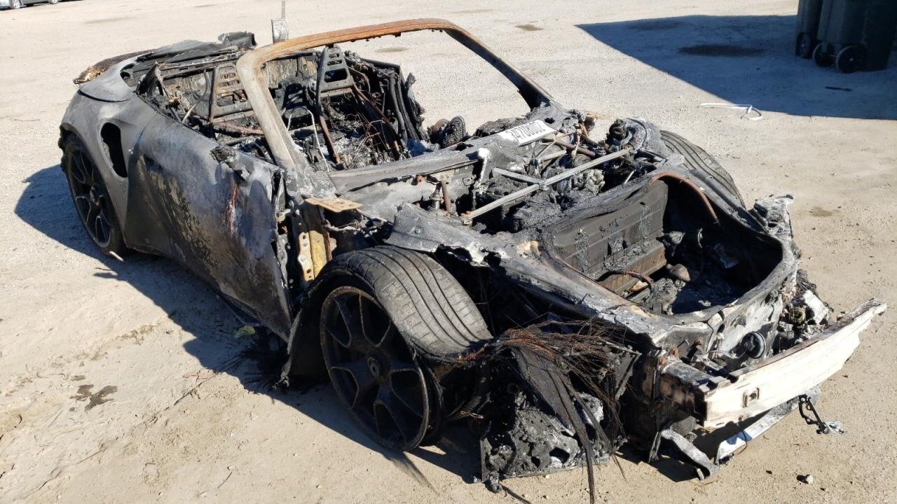 На онлайн-аукционе Copart продают сгоревший дотла Porsche 911 — за него уже дают 4 тысячи долларов