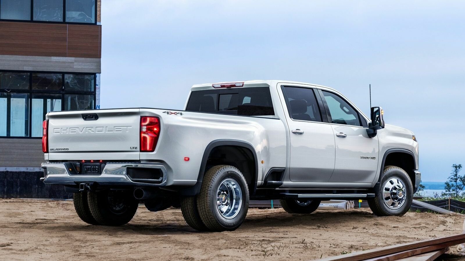 Студент директордың үстелінде құрбысын трахает.