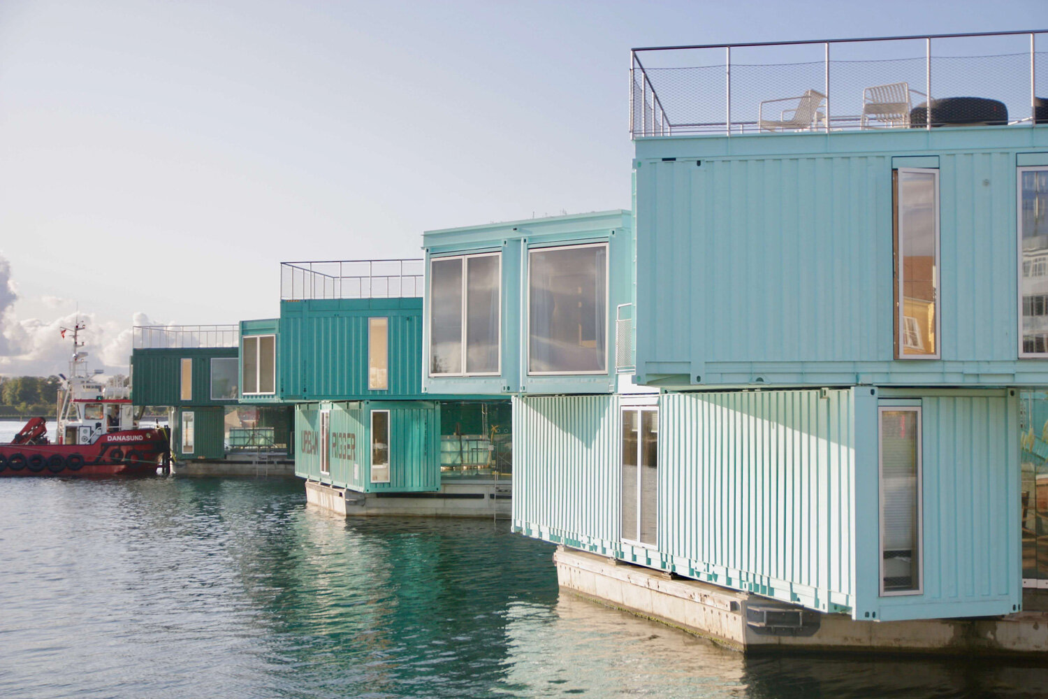 Идеальное общежитие: дешёвые домики из транспортных контейнеров на самом берегу моря