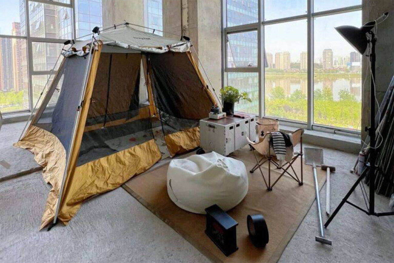 Новая мода в Китае: жизнь в палатке в квартире без отделки