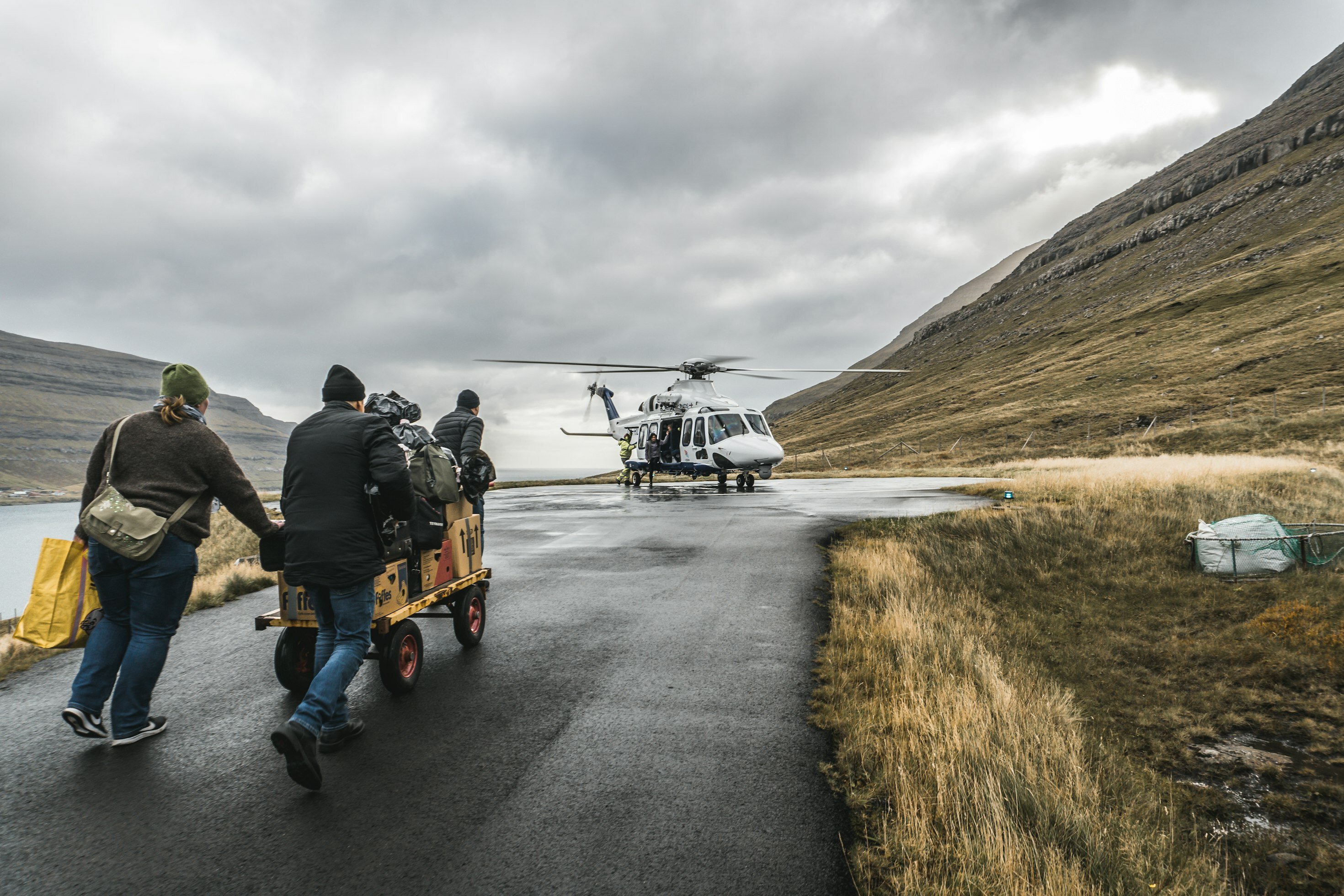 Рейсы выполняются через день, но часто переносятся из-за погодных условий.