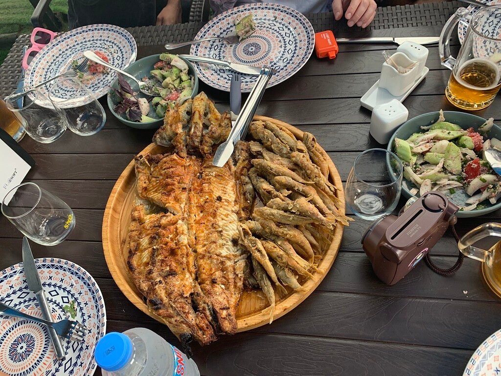 На рынке стоимость осетра, которого можно поделить на 3–4 персоны, — 100 лари (2816 рублей).