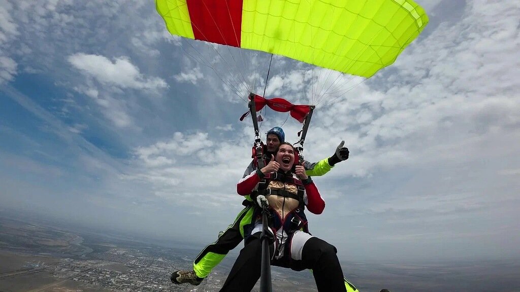 Прыгнуть с парашютом над Волгой можно в тандеме с
инструктором.