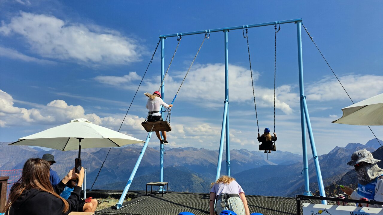 Высокогорные качели на высоте 2300 метров позволяют испытать чувство невесомости и почувствовать мощную энергию гор.