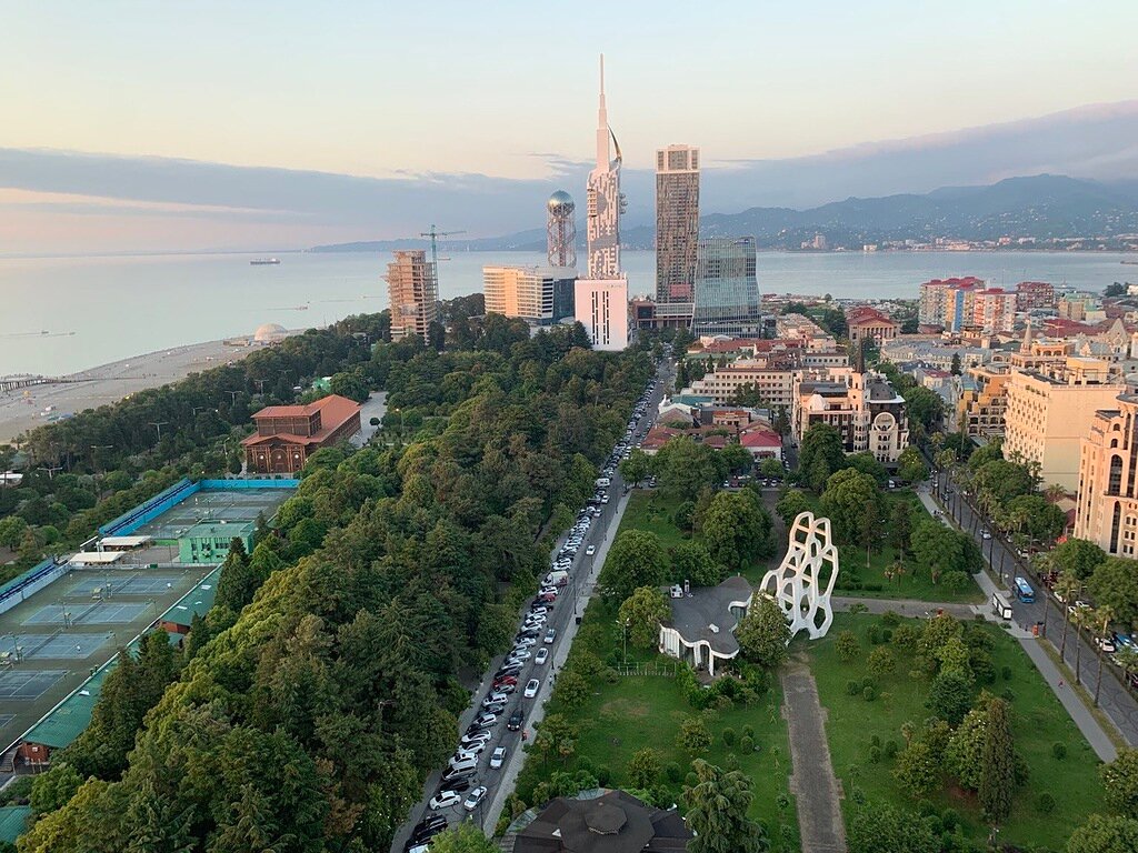 В 360 Sky Bar высокие цены из-за лучшего панорамного вида в Батуми
