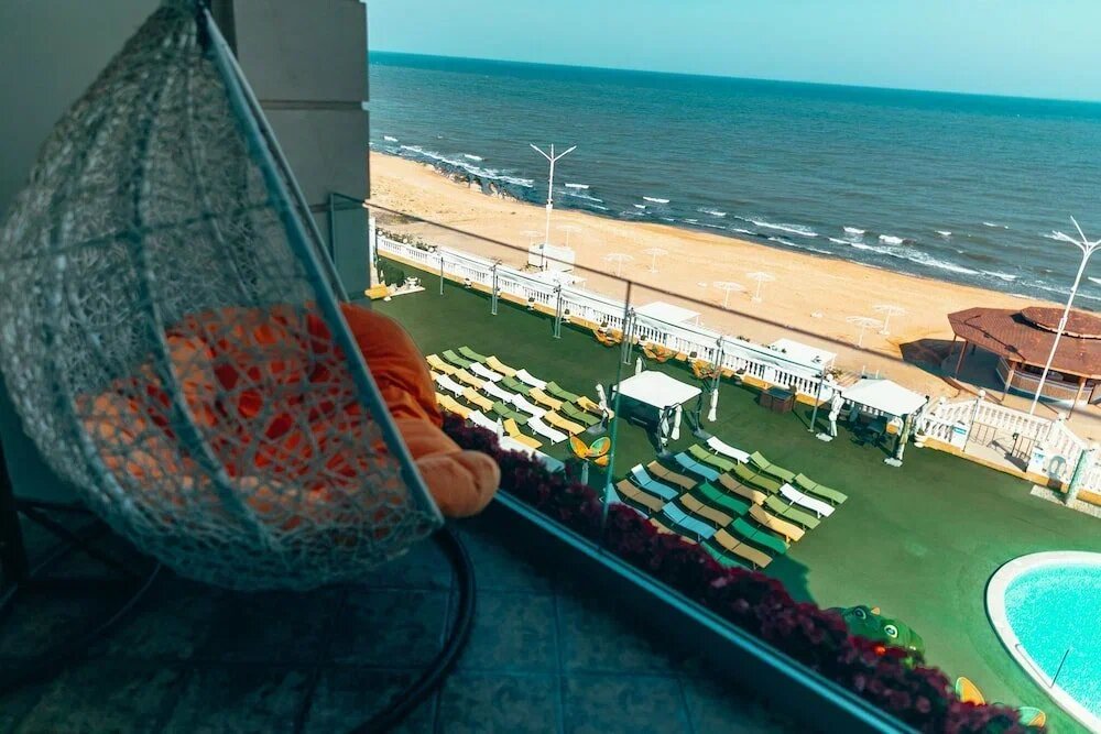 Вид с балкона отеля Golden Beach на аквапарк и пляж.