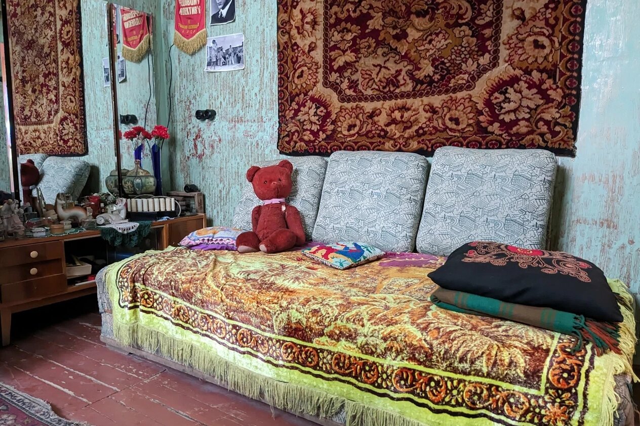 «Арткоммуналка» тоже относится к интерактивным музеям — экспонаты можно трогать и даже примерять.