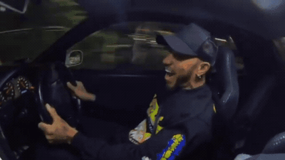 Льюис Хэмилтон показал, как жёг резину на Nissan GT-R в Японии — и чуть не сломал спорткар