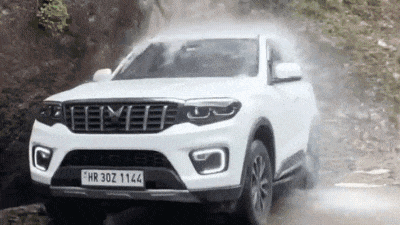 Новый внедорожник Mahindra проверили водопадом, но что-то пошло не так