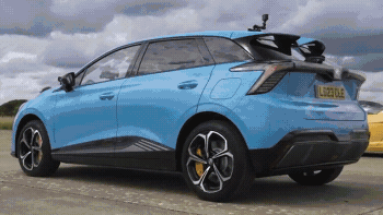 Электрохэтч MG сошёлся в гонке с суперкарами Lamborghini и Nissan