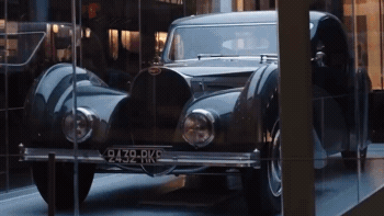 Bugatti за 10 миллионов долларов стал новогодним украшением Рокфеллер-центра в Нью-Йорке