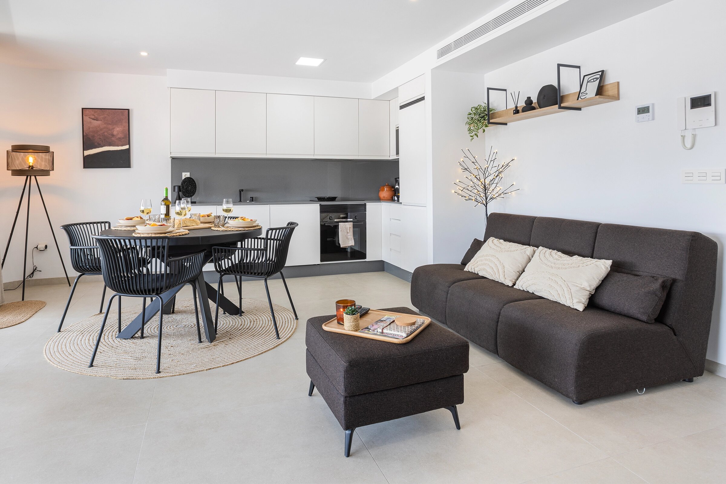 Сколько стоит сделать кухню-гостиную комфортной: разбор на трёх популярных метражах — 18, 22 и 26 м²