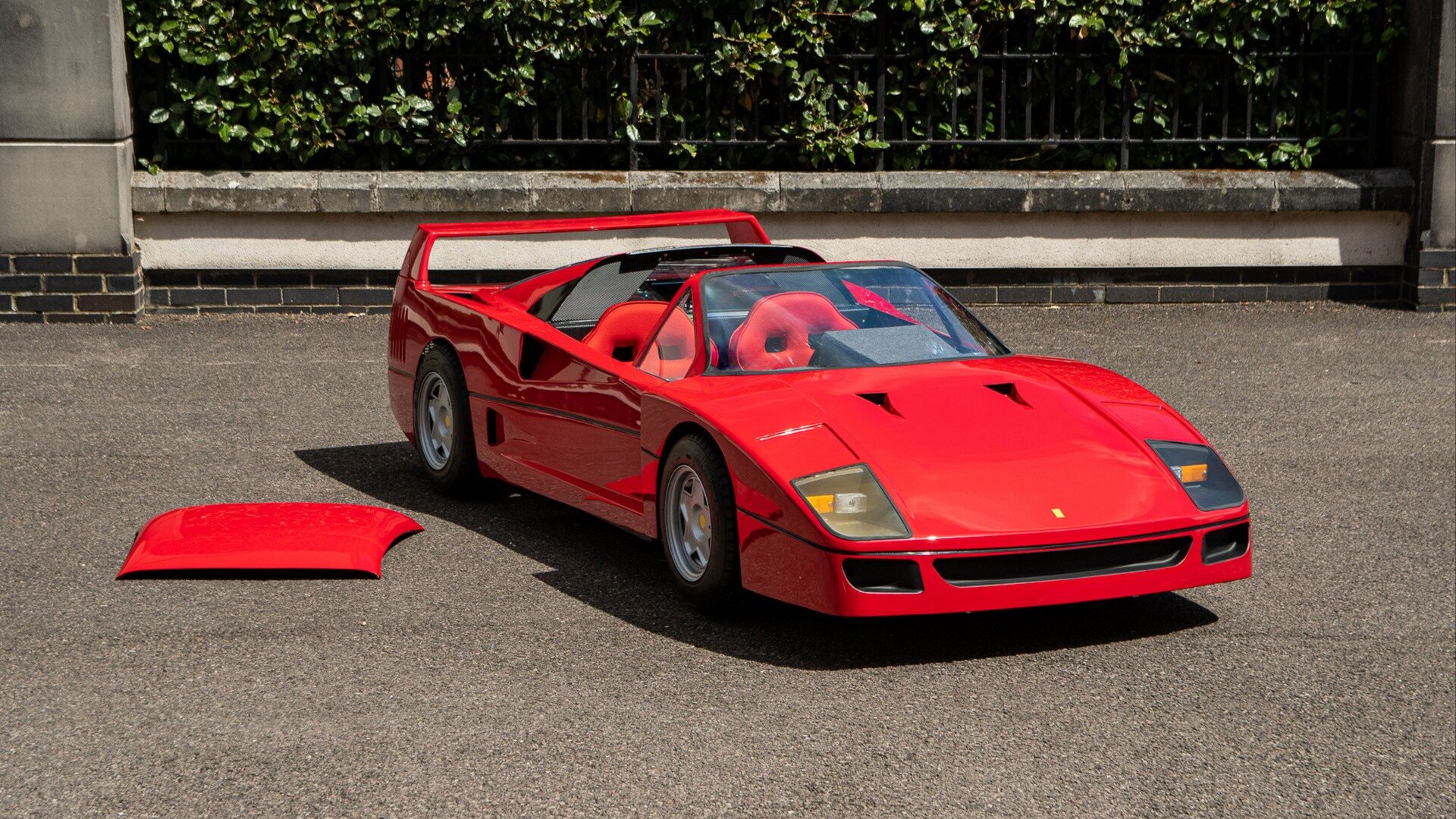 С молотка уйдёт реплика культовой Ferrari F40: она втрое меньше и разгоняется до 64 км/ч