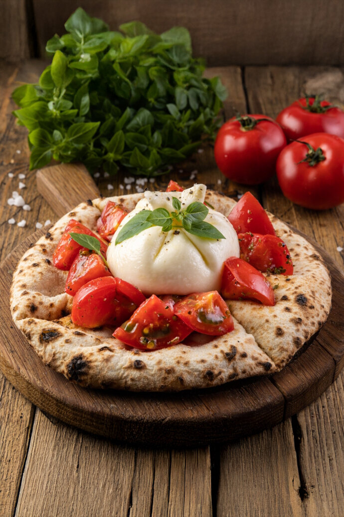 Фокачча с бурратой и томатами
