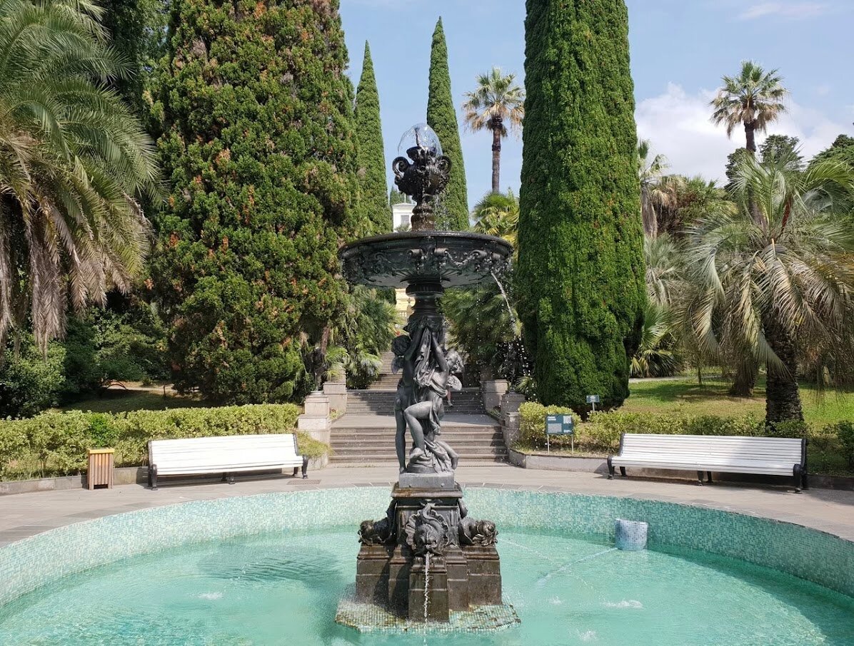 На территории дендрария множество уютных
аллей и фонтанов.