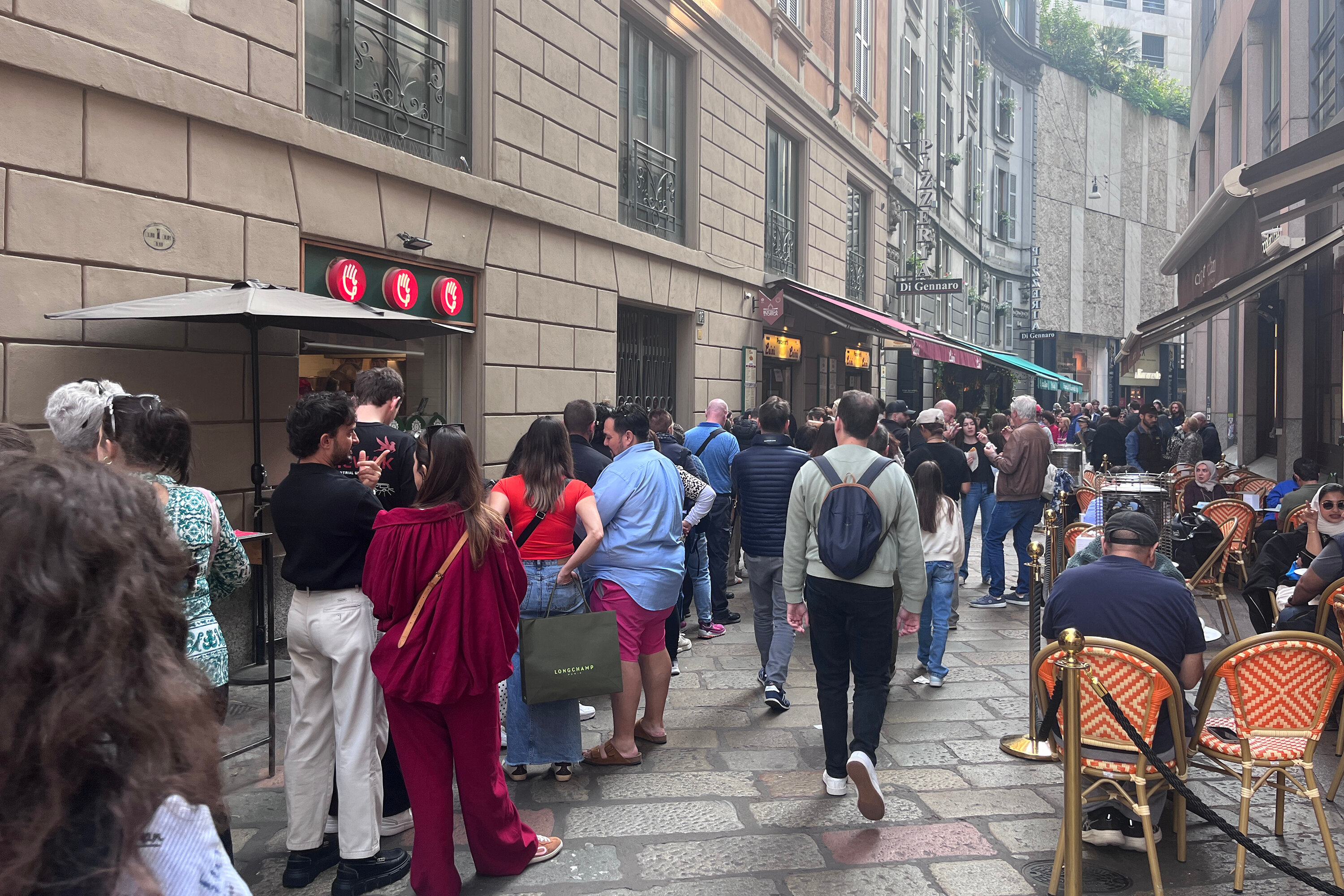 Культовый пирожок с помидорами и моцареллой обойдётся в 3,5 €, отстоять в очереди за легендой — бесценно.