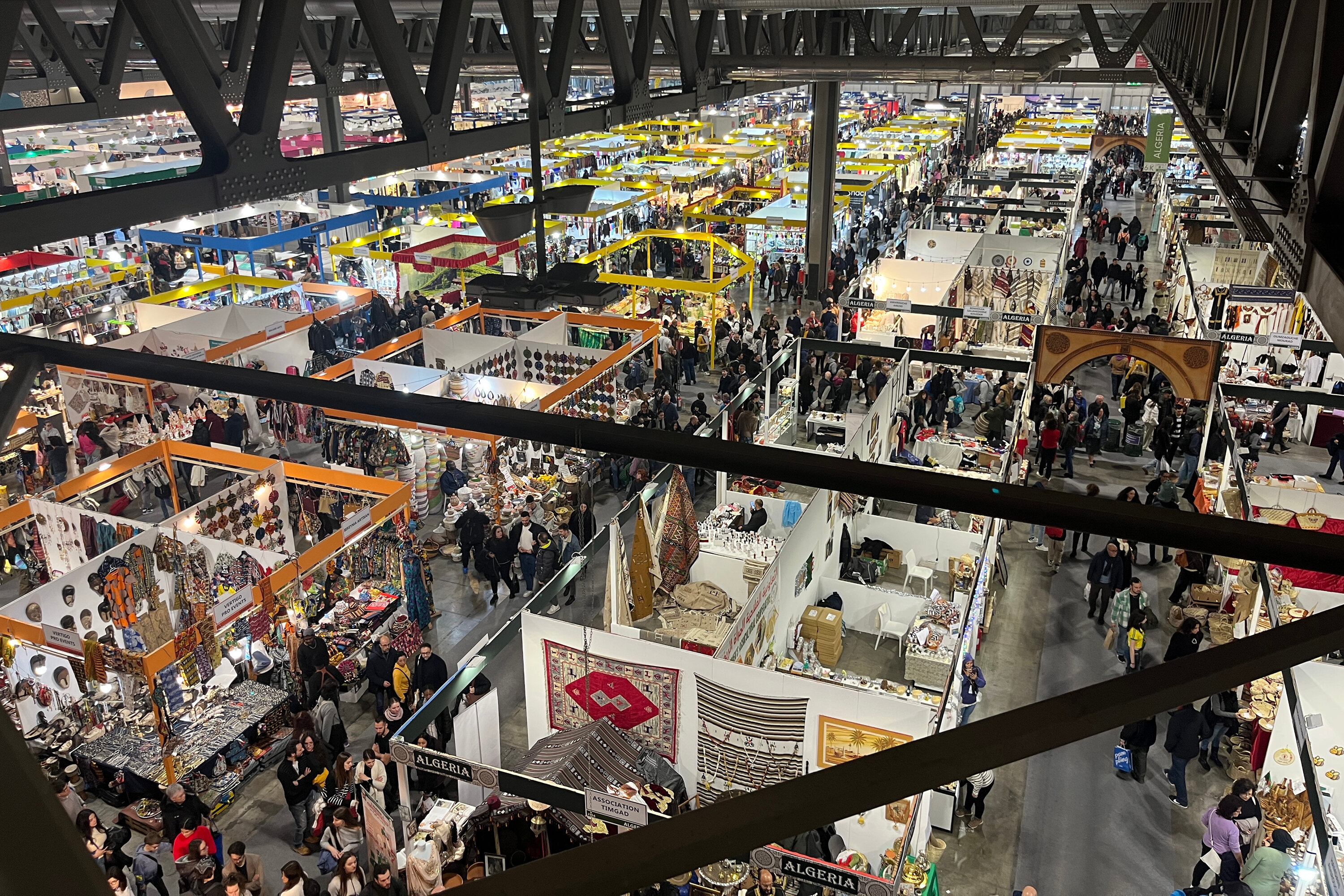 На Artigiano in Fiera приходите с утра, чтобы провести там целый день, «путешествуя» от одного стенда к другому.