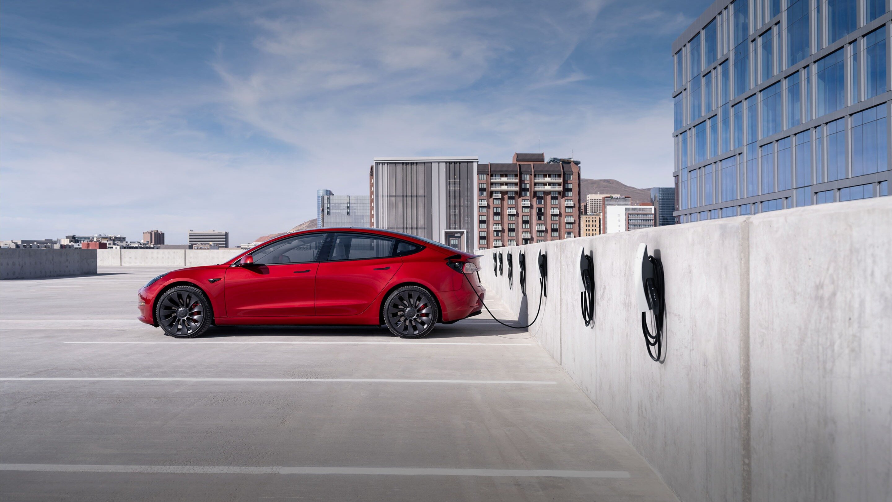 Tesla планирует оснащать электрокары системой беспроводной зарядки