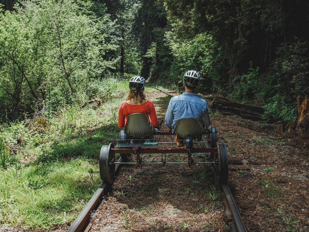 В Калифорнии есть бар, расположенный в секвойевом лесу — добраться туда можно по железной дороге