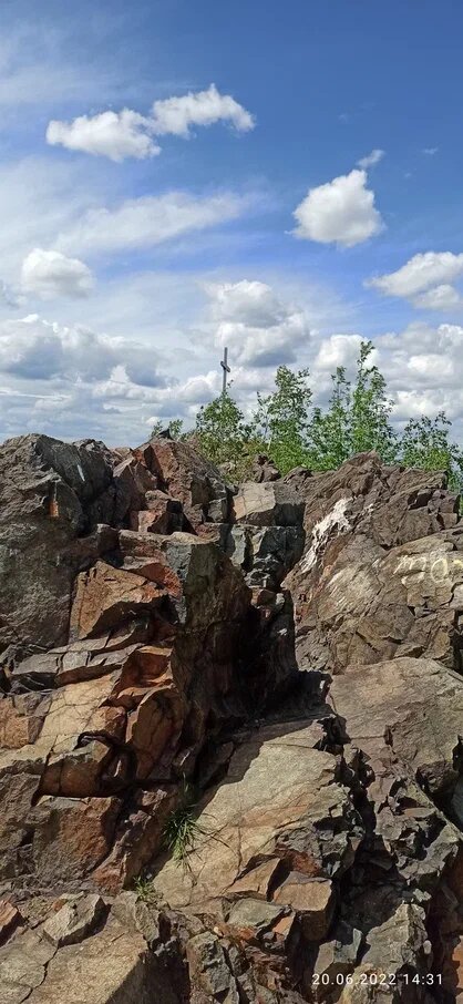 Вершина Волчихи сложена древними
вулканическим породами.