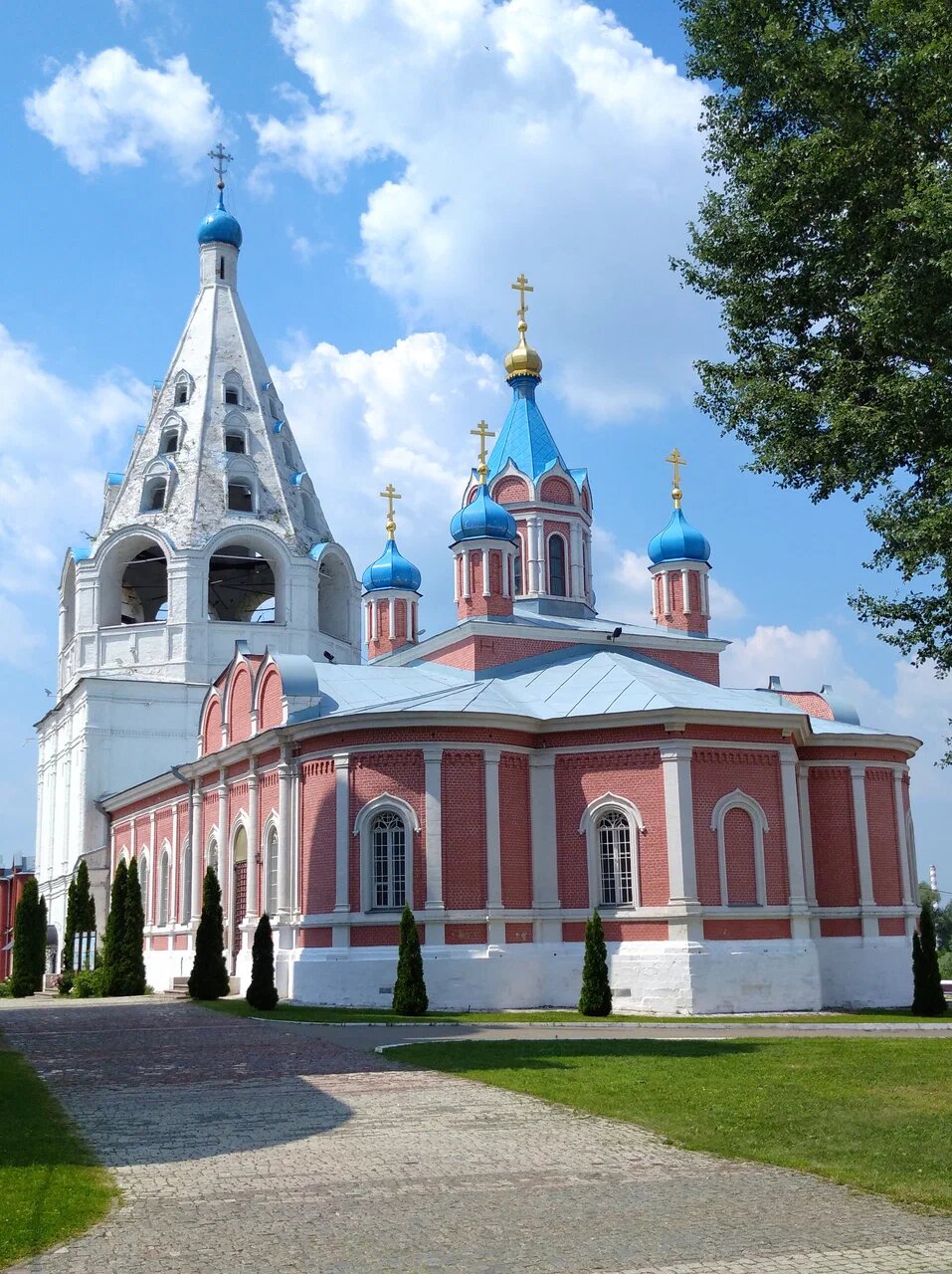 Создание первой Тихвинской церкви относится ко времени «чудесного перемещения греческой иконы
из Царьграда в Тихвин» в 1383 году.