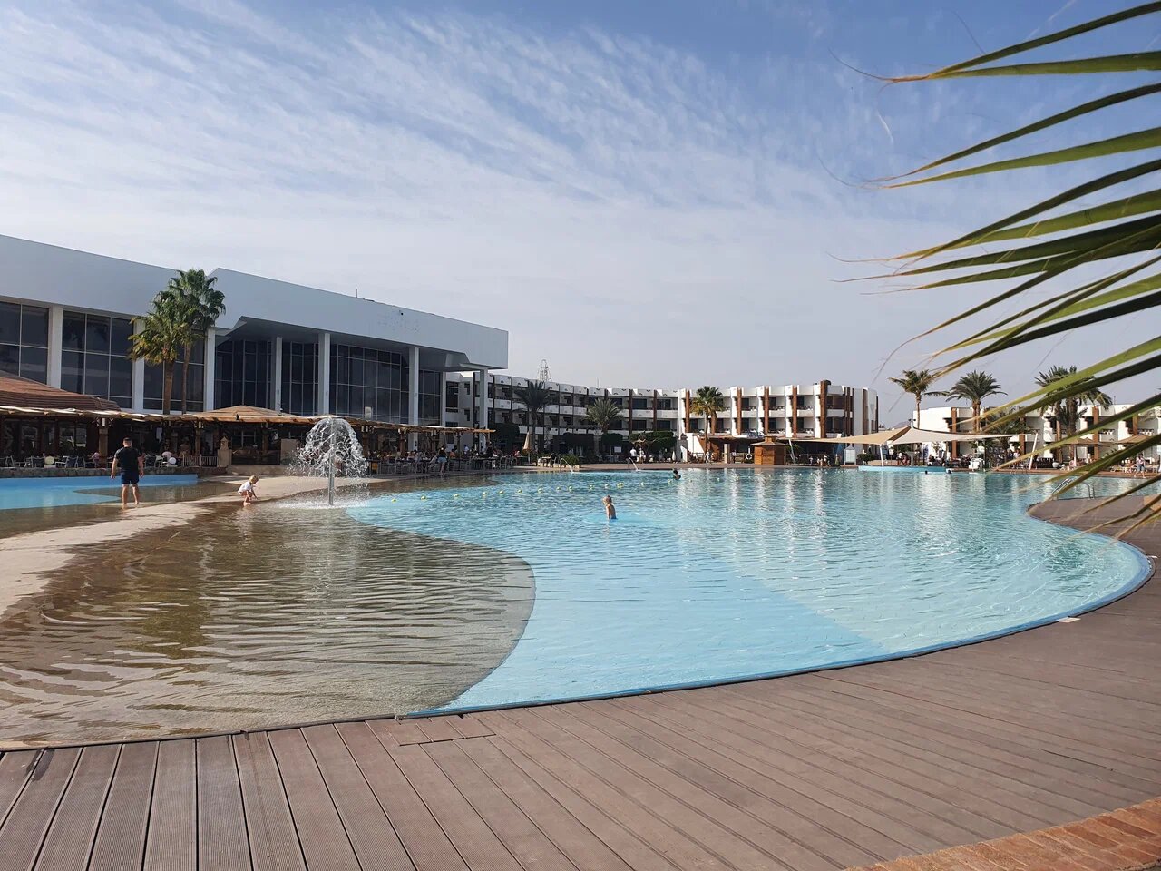 По отельным меркам Pyramisa Beach Resort Sharm El Sheikh — отель-пенсионер.