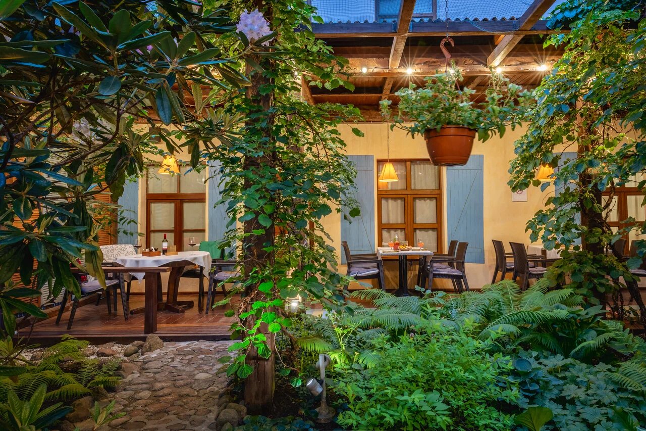 До центра 10 минут на машине, а в пяти минутах ходьбы — Мариинка.