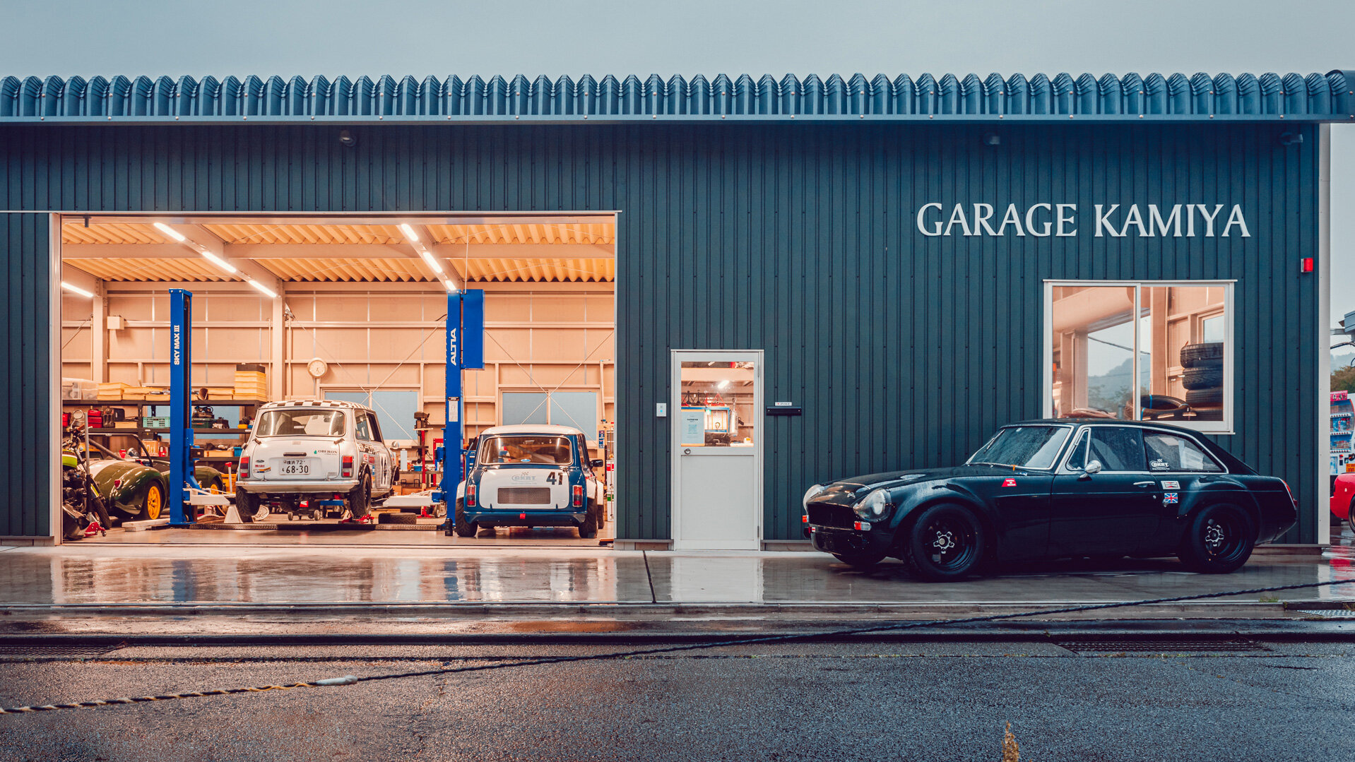 Посмотрите на гараж в Японии, в котором очень любят MINI: фотопост