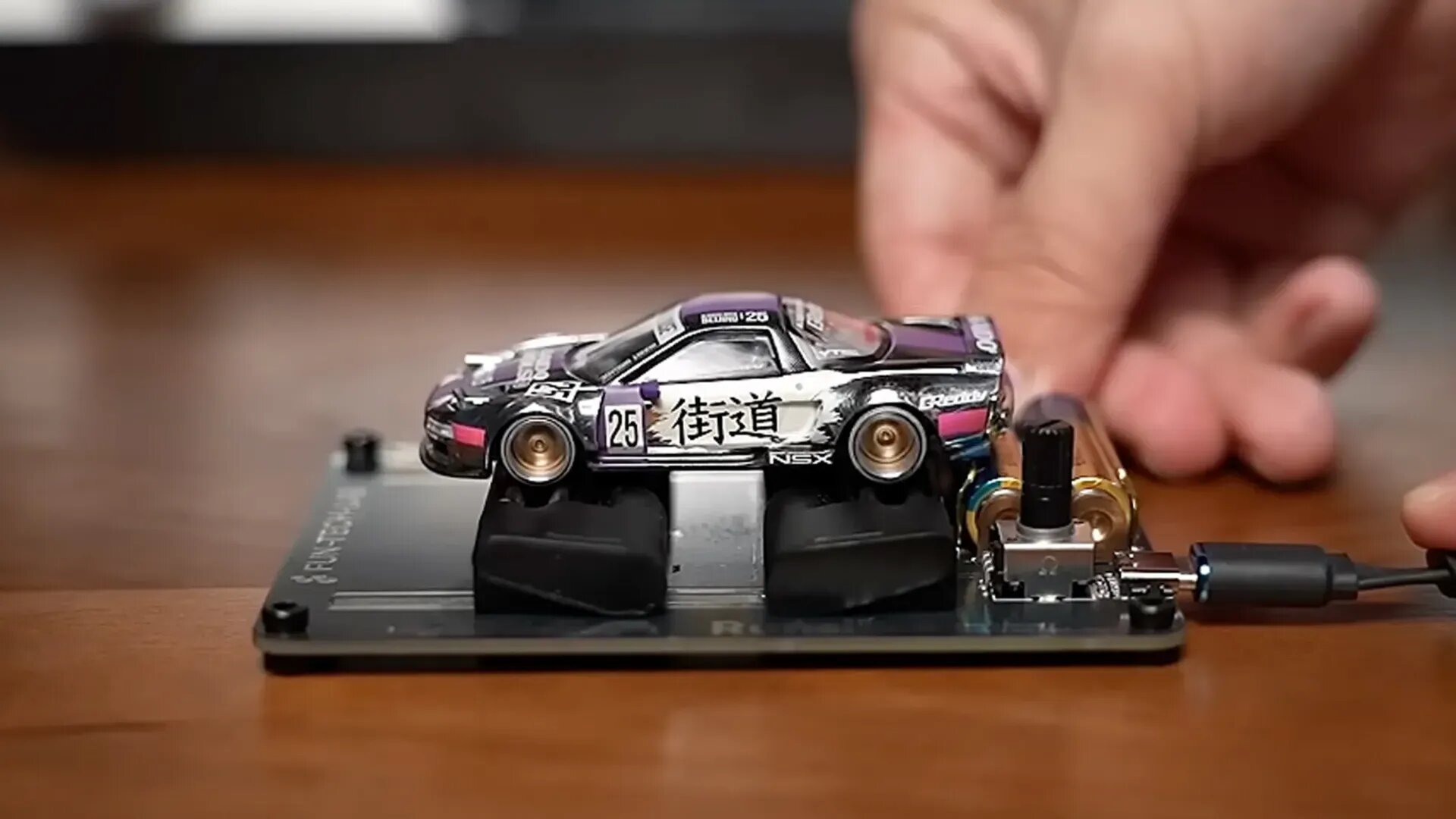 Для машинок Hot Wheels сделали миниатюрный диностенд
