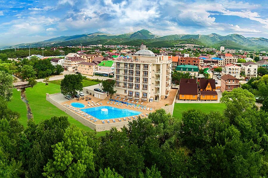 Номера в отеле просторные и светлые.