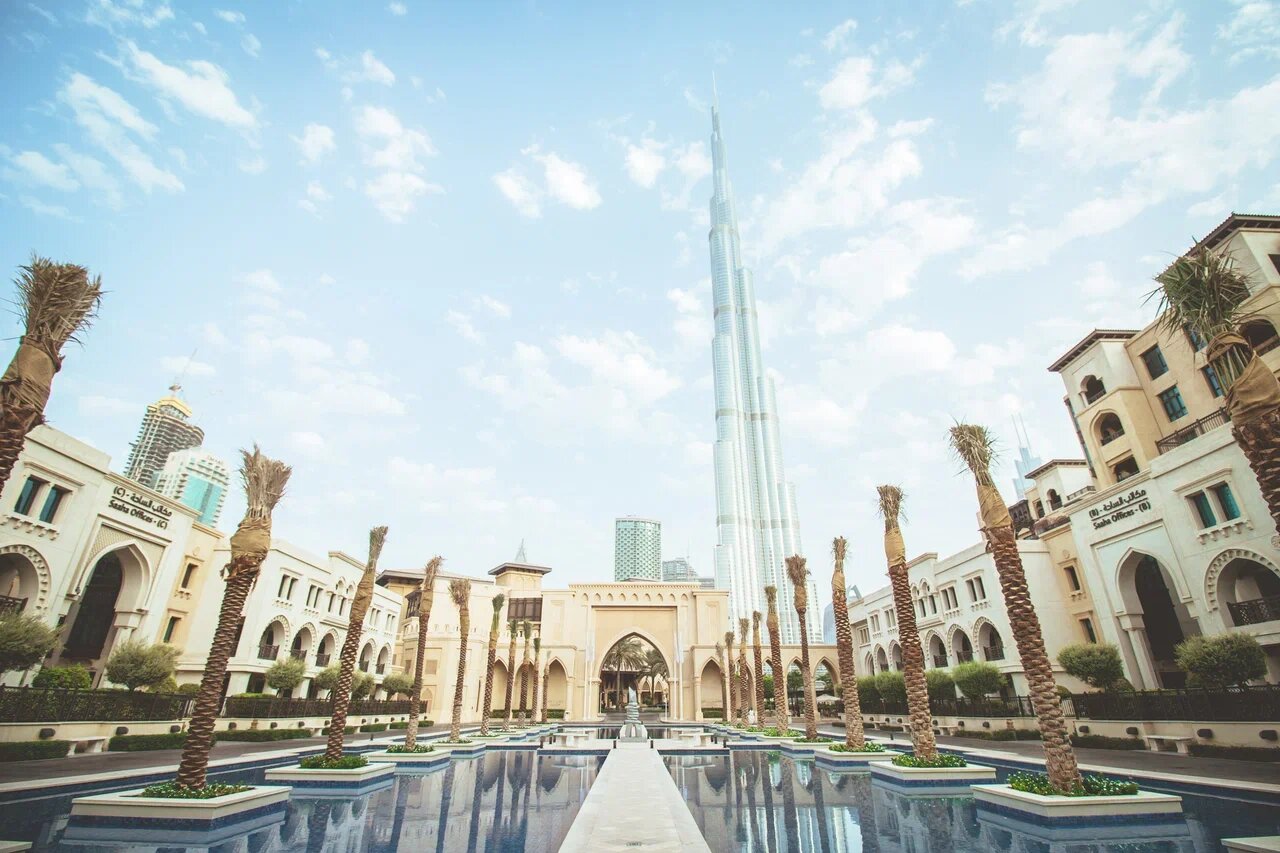 В Дубае находится самое высокое здание в мире
— Бурдж-Халифа с уходящим в бесконечность шпилем.