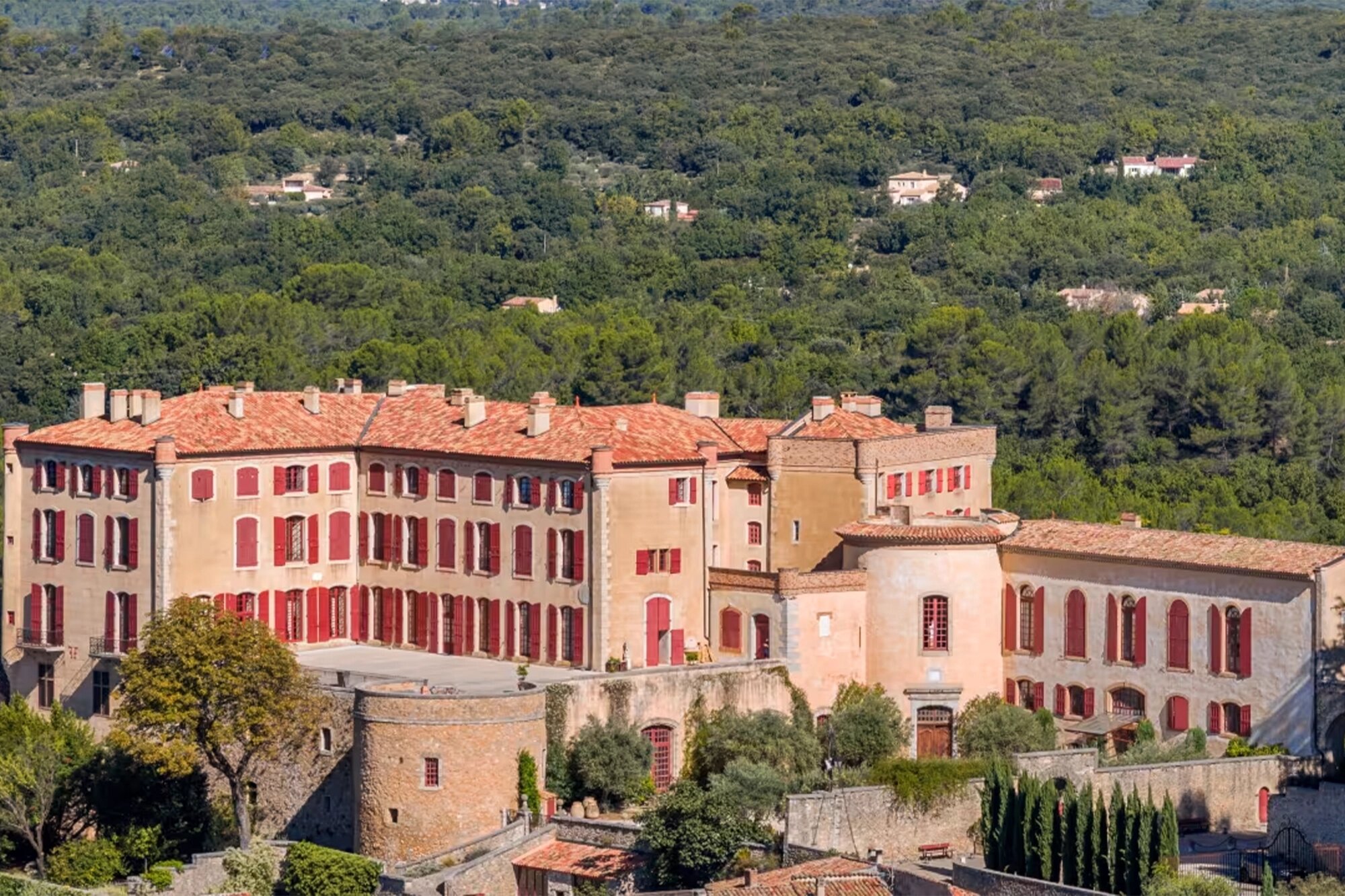 Во Франции продаётся замок-крепость конца X века