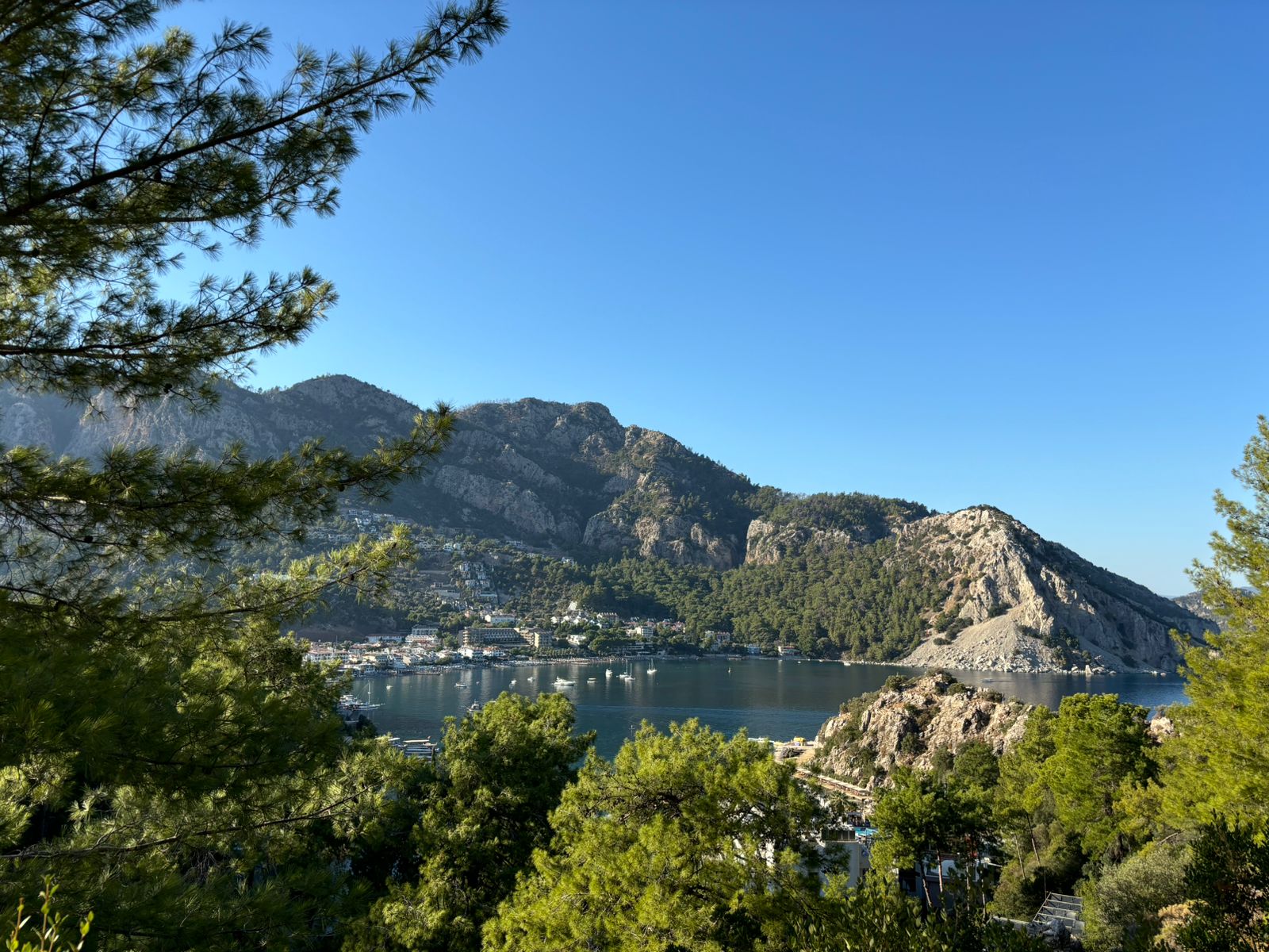 Курортный посёлок Турунч в Турции: стрижиные скалы, кошачий патруль и чистейшее море