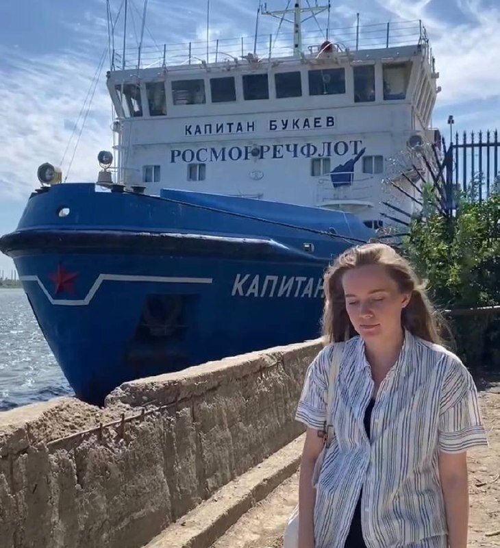 Район Астрахани, в котором пришвартован ледокол, а гаражи делают из частей кораблей