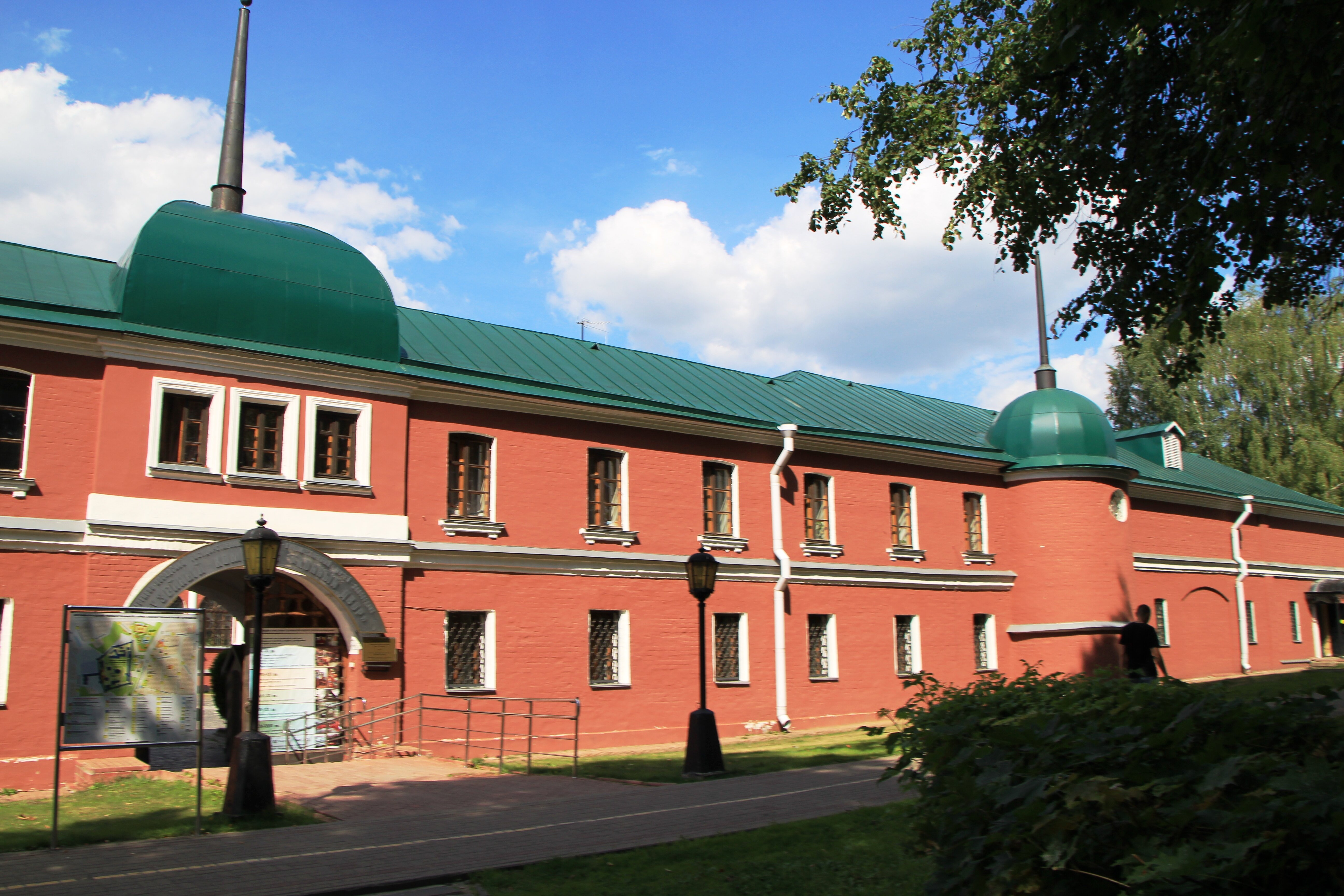 Музейный комплекс «Конный двор» напоминает форт: его стены из красного кирпича, с четырьмя круглыми и одной прямоугольной башенками.