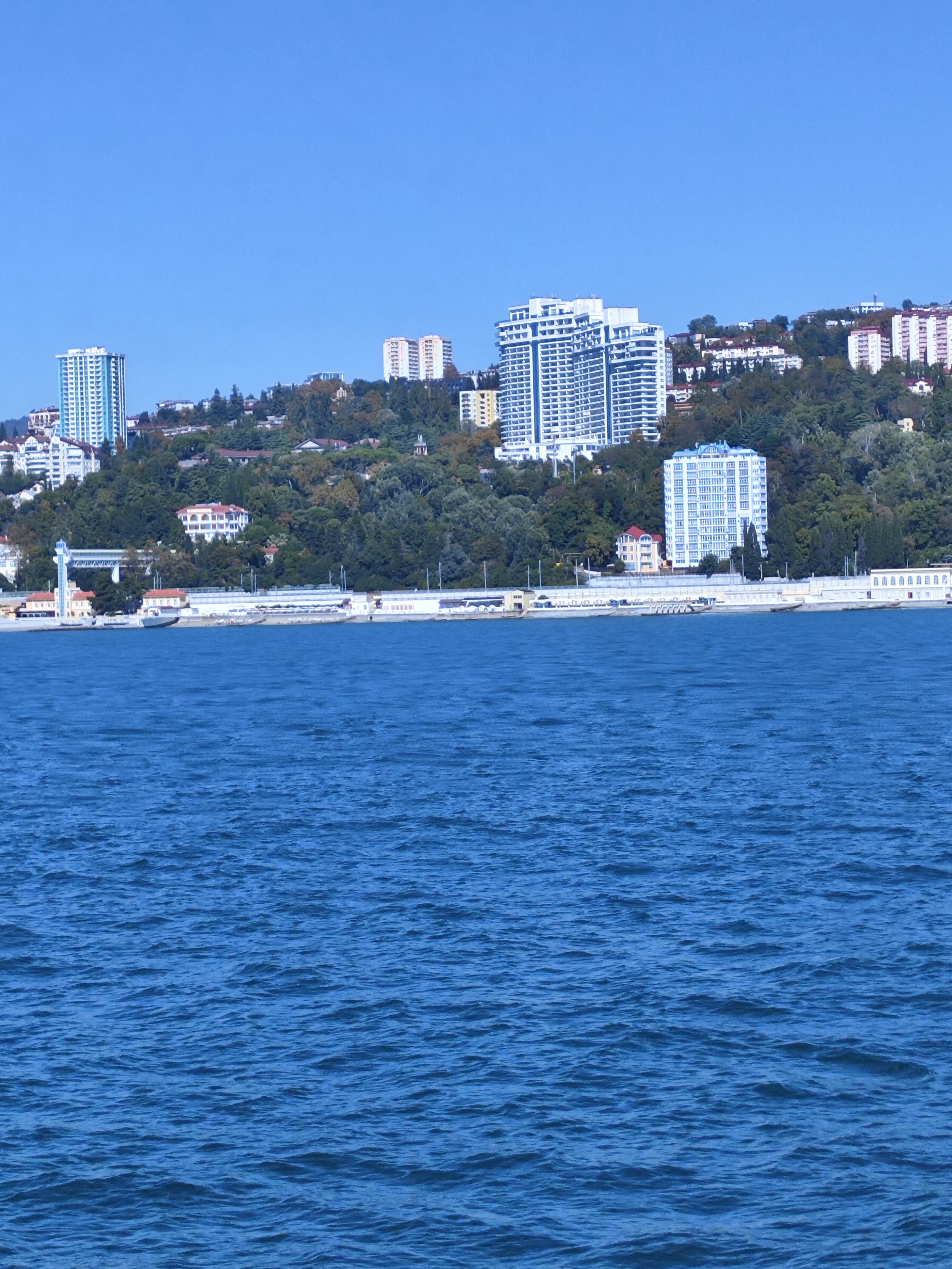 Вид на город с теплохода во время морской прогулки



