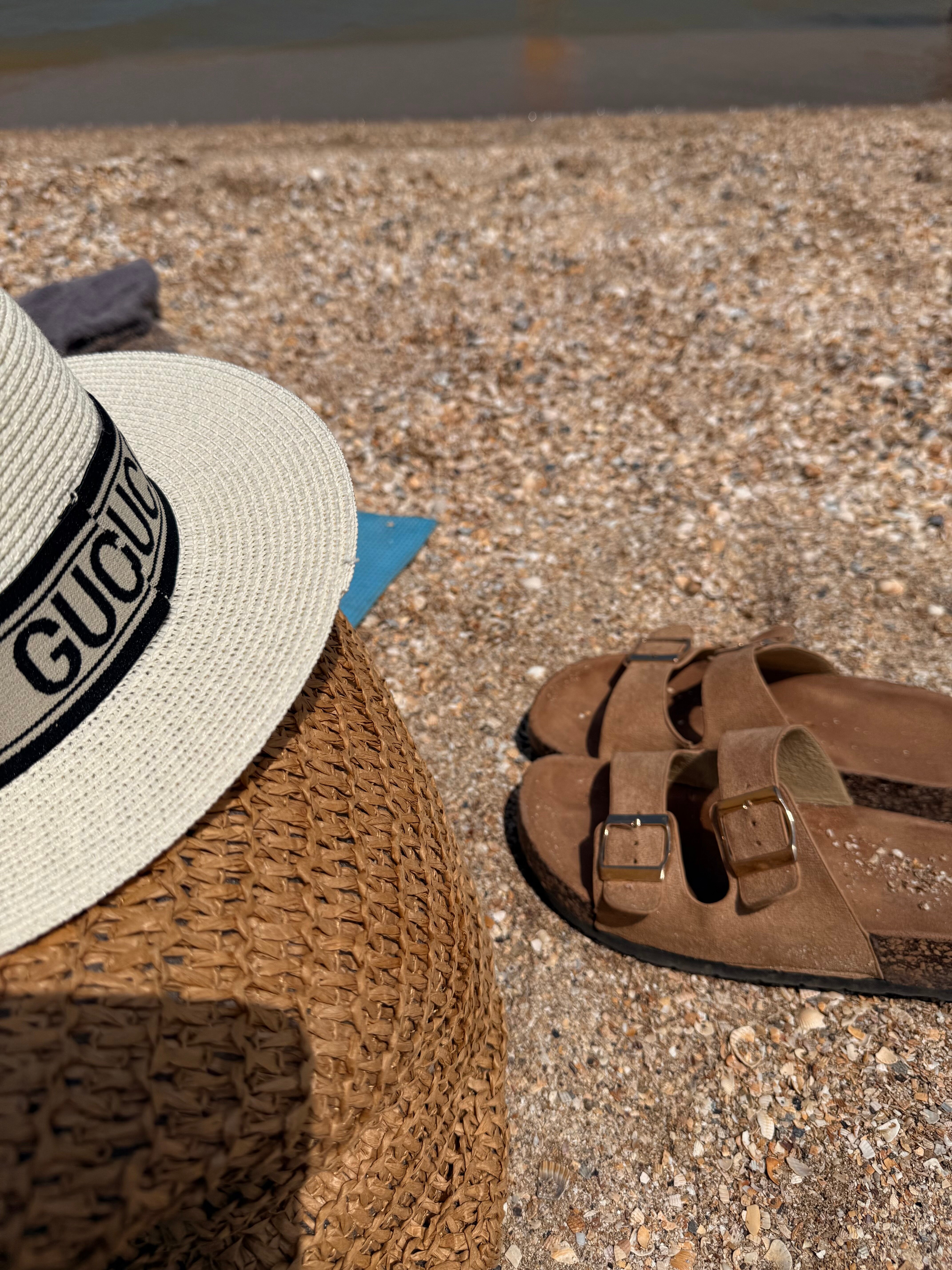 На пляже не песок, а мелкие ракушки — ногам не больно, даже приятно.