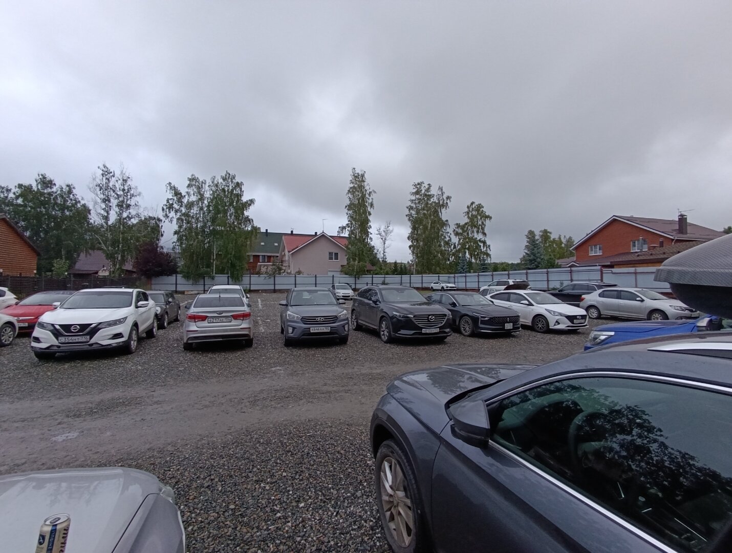 Места на бесплатной парковке всем хватит.