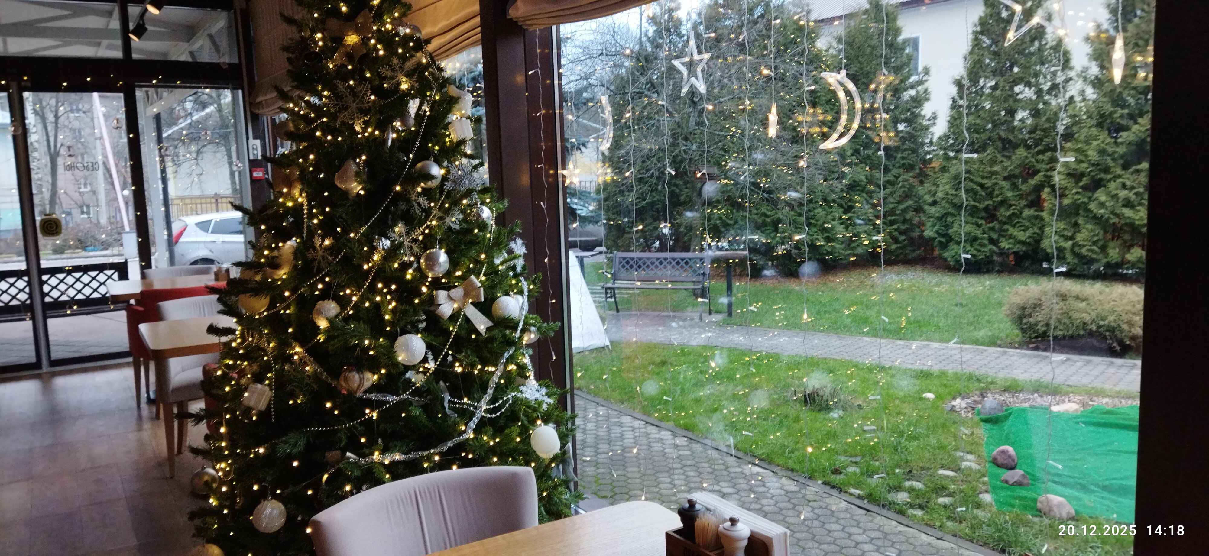 В ресторане отеля стояла ёлка




