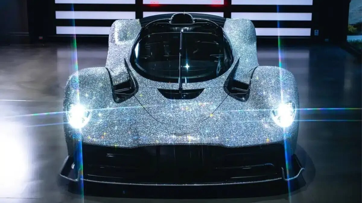 На Aston Martin Valkyrie Spider нанесли 300 000 страз
