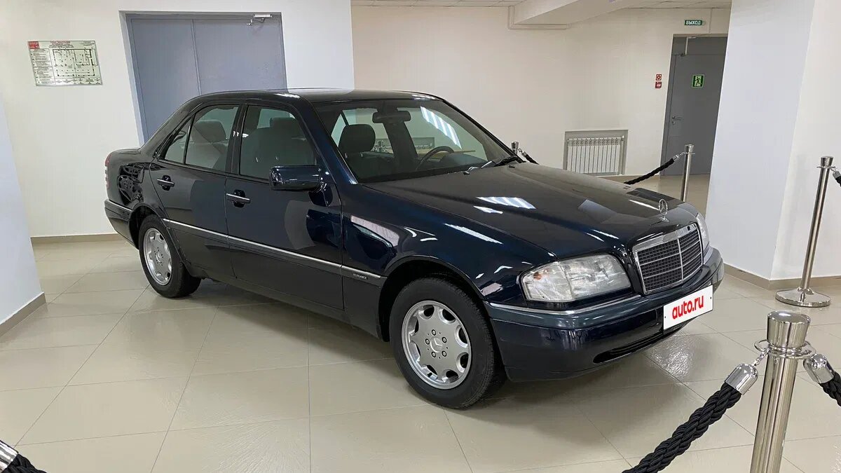 30-летний Mercedes-Benz C-класса, проезжавший по 300 километров в год, продают на Авто.ру