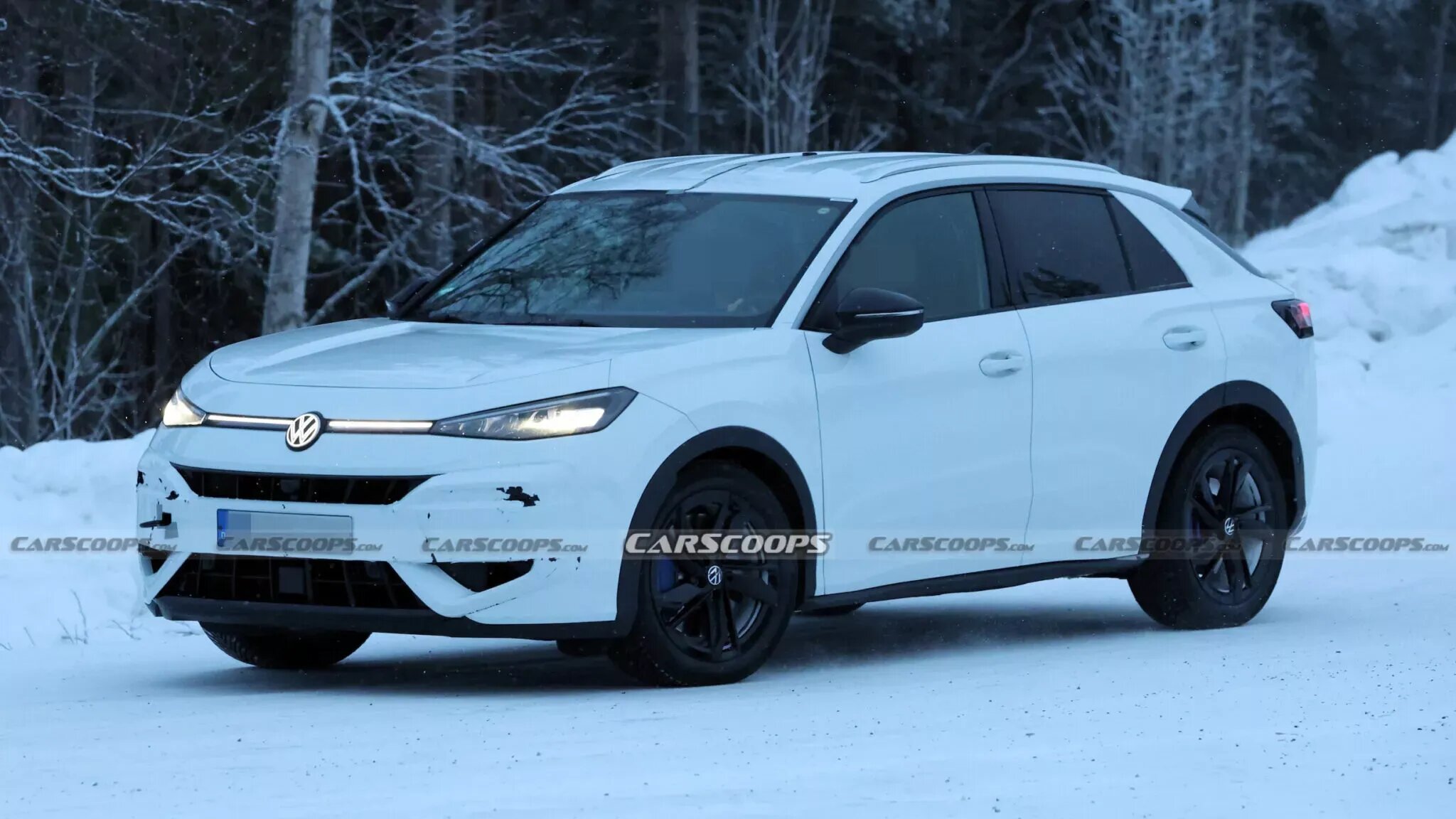 «Заряженный» кроссовер Volkswagen T-Roc R заметили на испытаниях