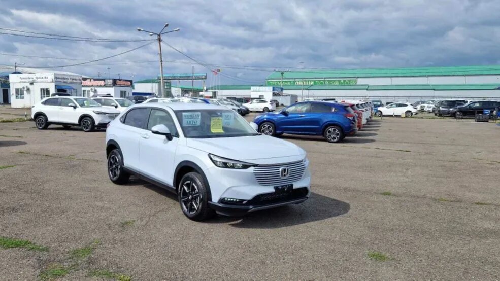 В России начали продавать новые кроссоверы Honda HR-V из Японии