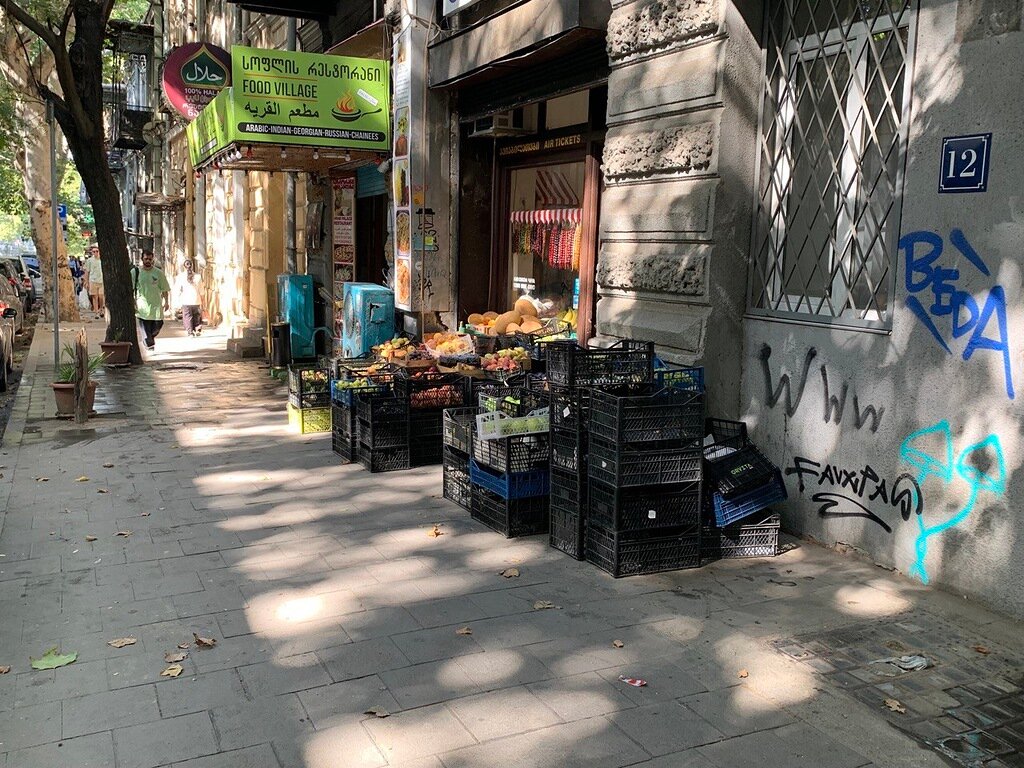 Частные овощные лавки можно найти на
первых этажах зданий в Батуми, Тбилиси и других городах
