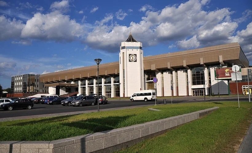 Современное здание вокзала построили в 1986 году, а в 2015-м отреставрировали.