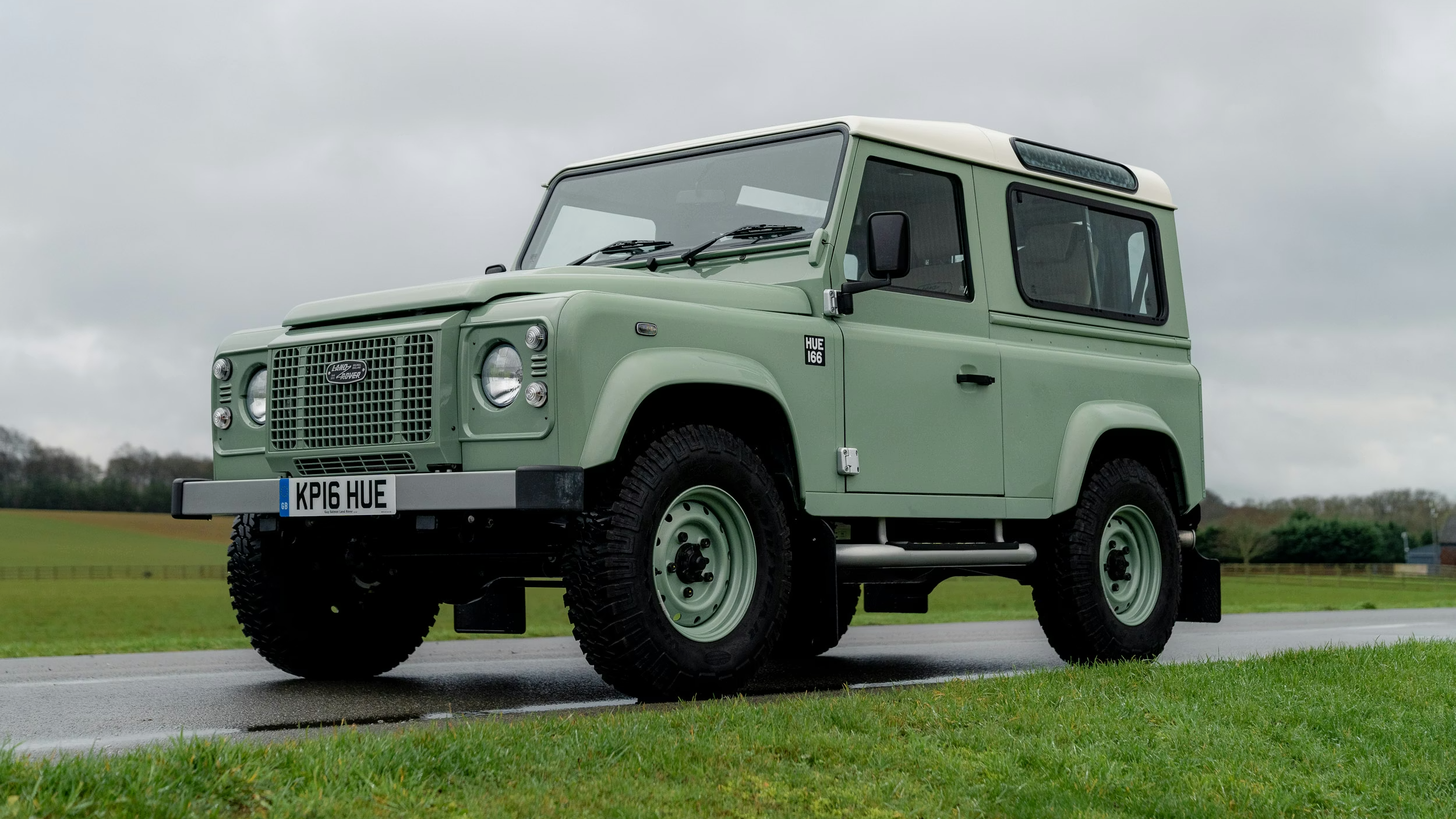 На торги выставили предпоследний классический Land Rover Defender