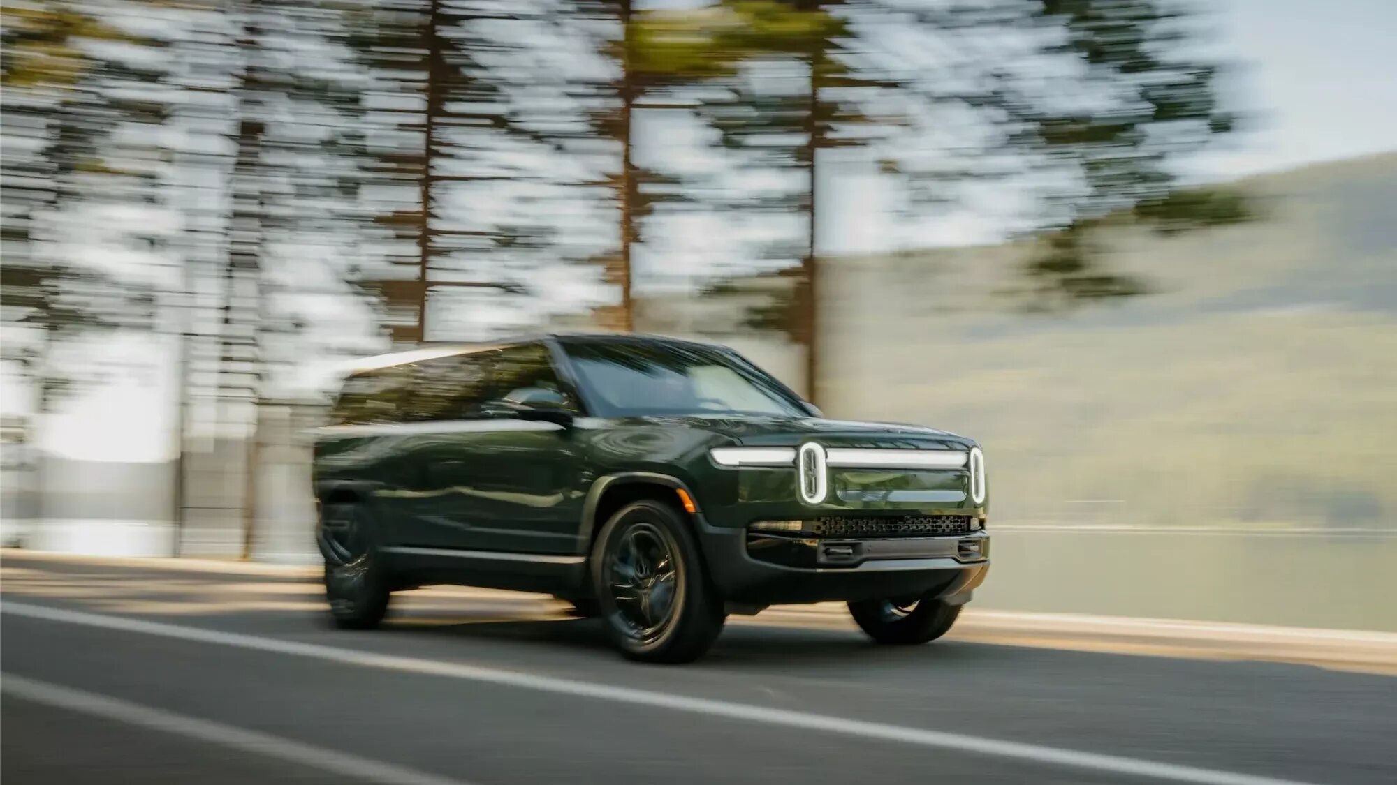 Флагманские кроссовер и пикап Rivian стали мощнее 1000 лошадиных сил