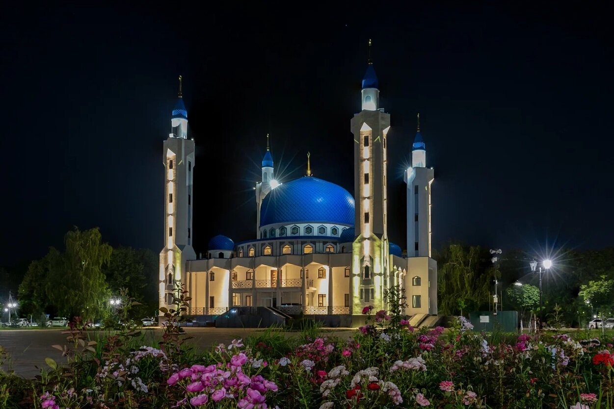 Посетить мечеть могут люди любой конфессии, но нужно соблюдать дресс-код.